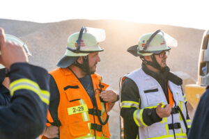 Zwei Feuerwehrleute in Warnwesten besprechen sich an der Einsatzstelle